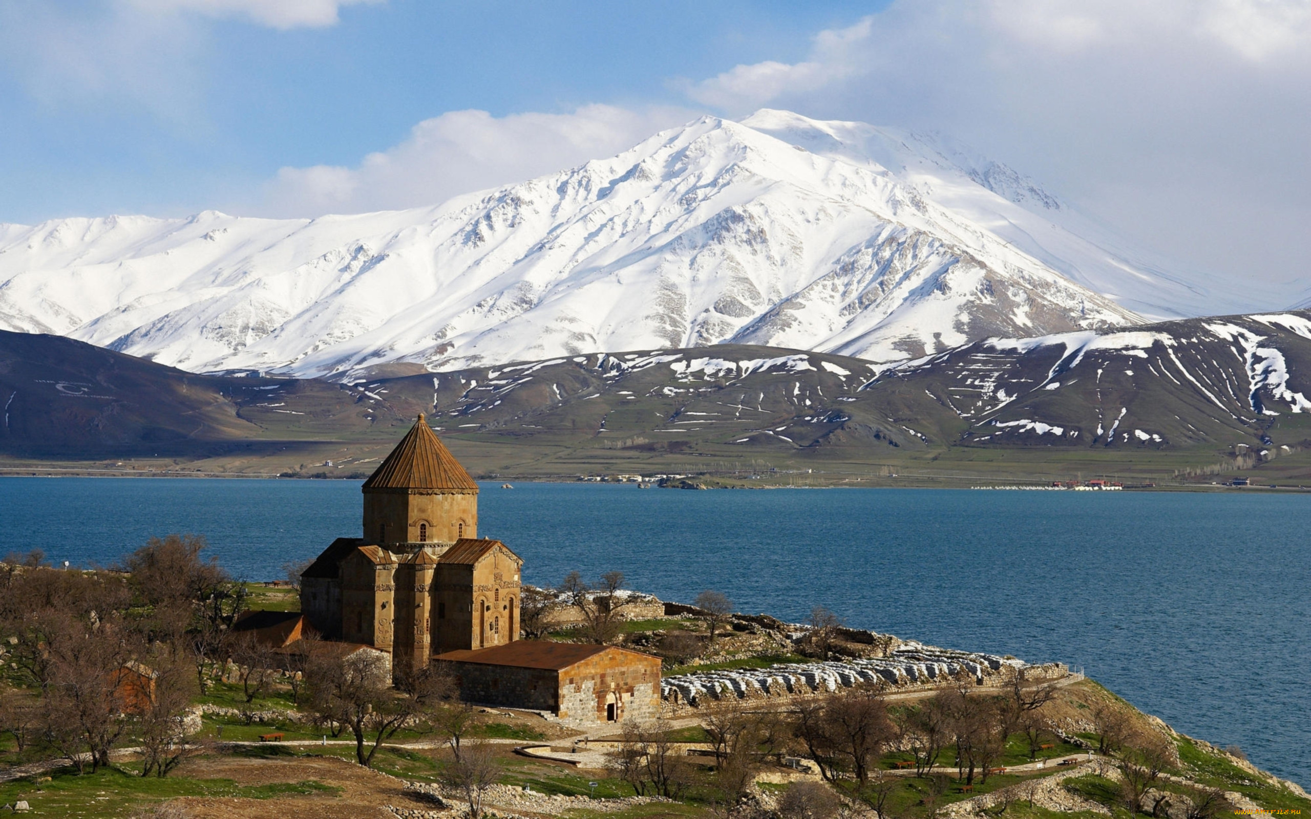 Ереван турция. Озеро Севан Армения. Озеро Севан Армения зимой. Армения Церковь Ахтамар на озере Ван. Церковь на озере Севан Армения.